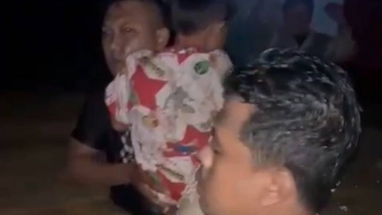 Hujan deras sejak Jumat malam hingga Sabtu dini hari menyebabkan banjir di beberapa kecamatan di Bandarlampung, Lampung, dengan ketinggian air mencapai sepinggang orang dewasa.