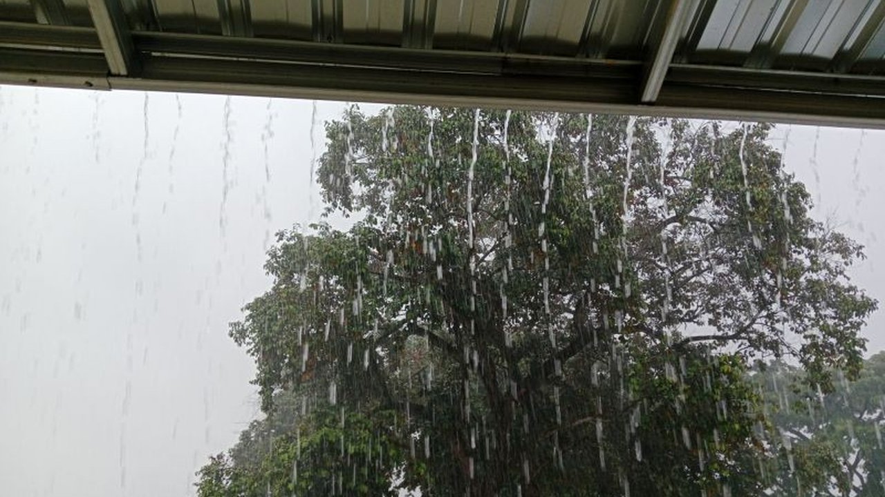 BMKG memperingatkan potensi hujan lebat di NTB menjelang Ramadhan, meminta warga waspada bencana hidrometeorologi.