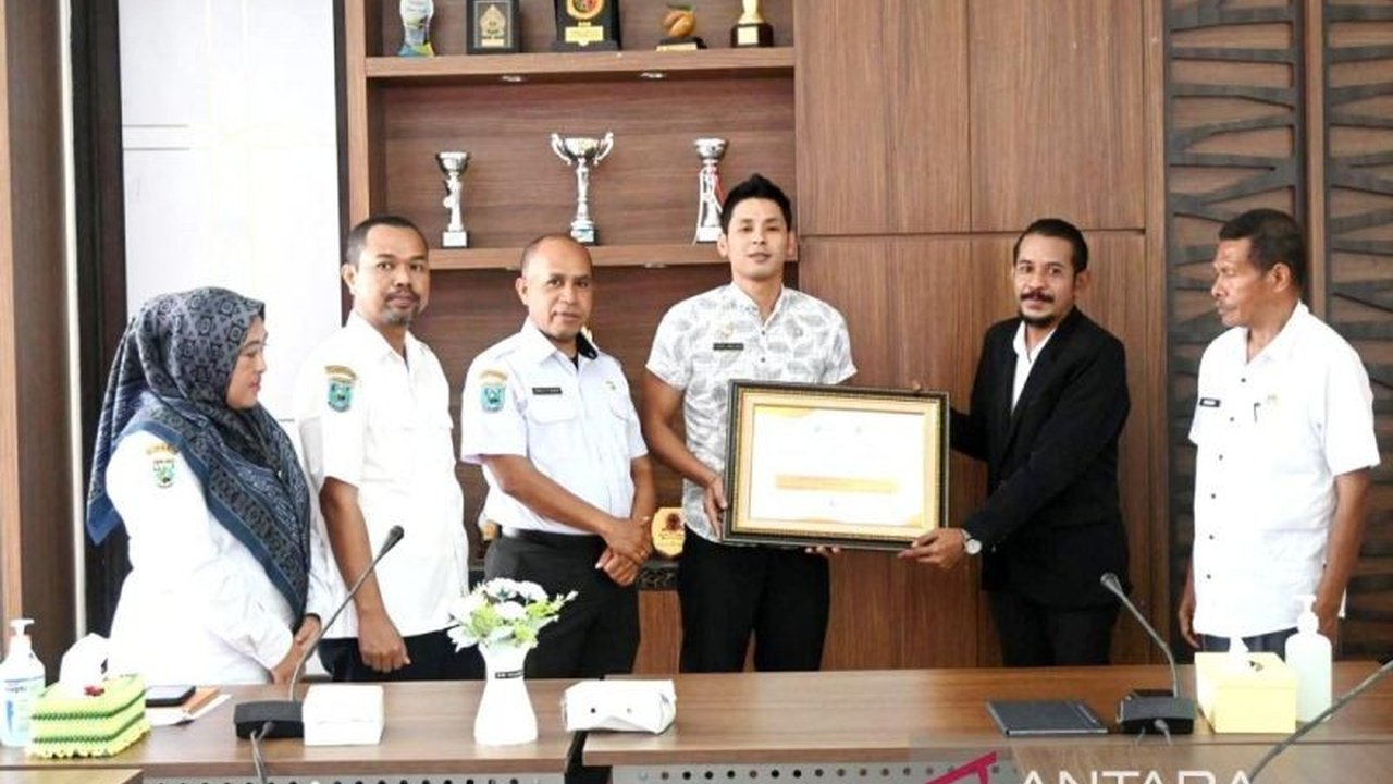 Kelurahan Krooy, Kabupaten Kaimana, berhasil meraih penghargaan Desa Cinta Statistik terbaik di Provinsi Papua Barat atas keberhasilannya dalam pengelolaan dan pemanfaatan data untuk pembangunan.