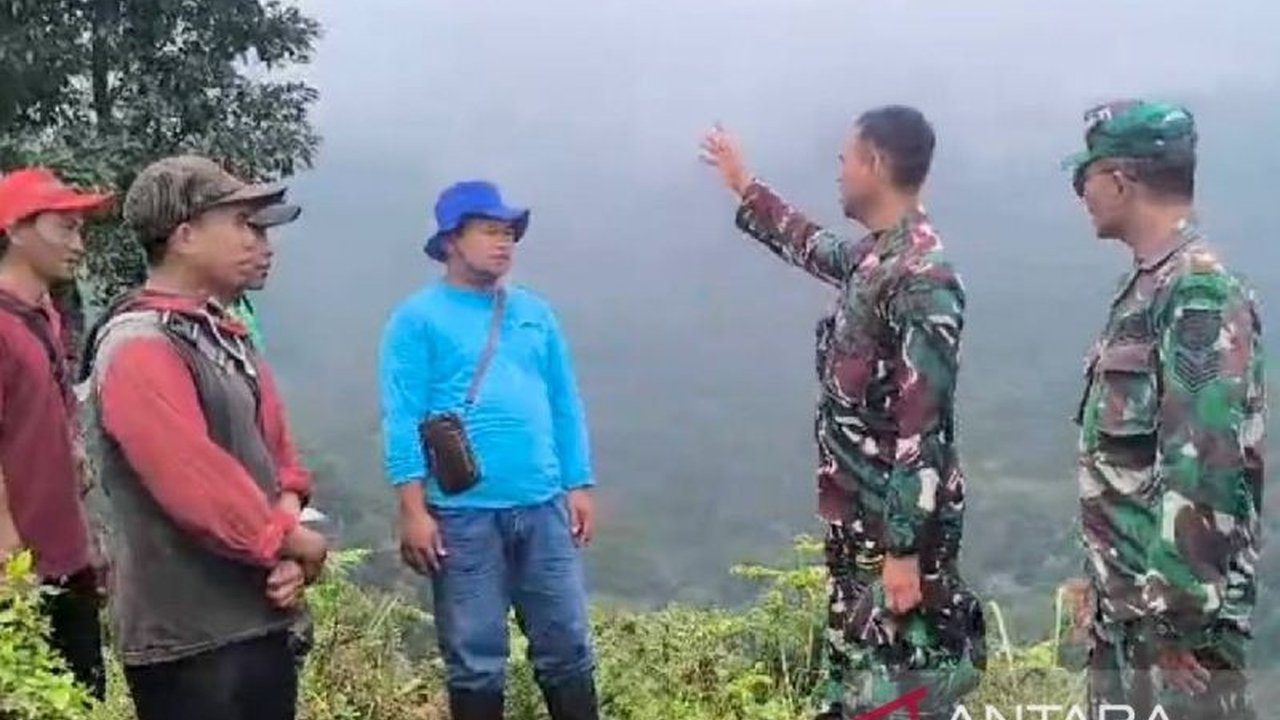 Letkol Inf Alexander AB meninjau langsung pembukaan lahan pertanian di Sumbermalang, Situbondo, guna mendukung program ketahanan pangan nasional dan memperluas lahan pertanian hingga 65 ribu hektare pada 2025.