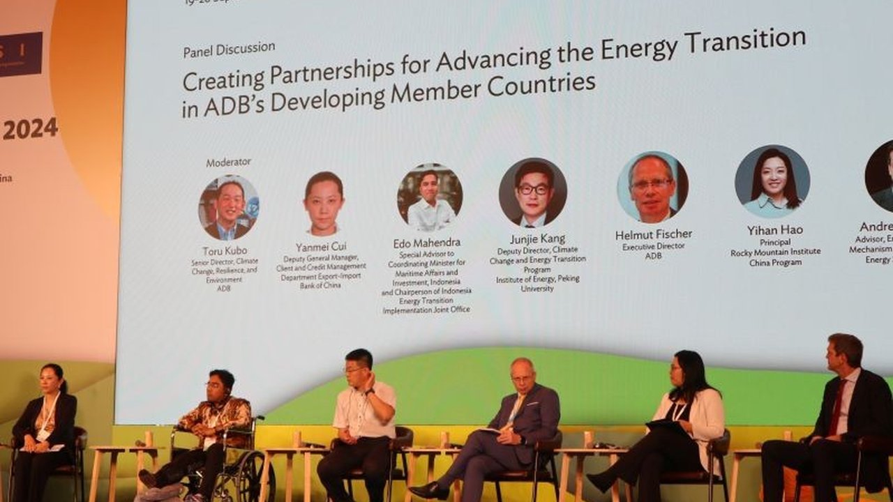 Jerman dan Jepang akan memimpin Kemitraan Transisi Energi yang Adil (JETP) di Indonesia mulai 2025, dengan komitmen pendanaan hingga 20 miliar dolar AS untuk percepatan energi terbarukan dan target emisi nol bersih pada 2050.