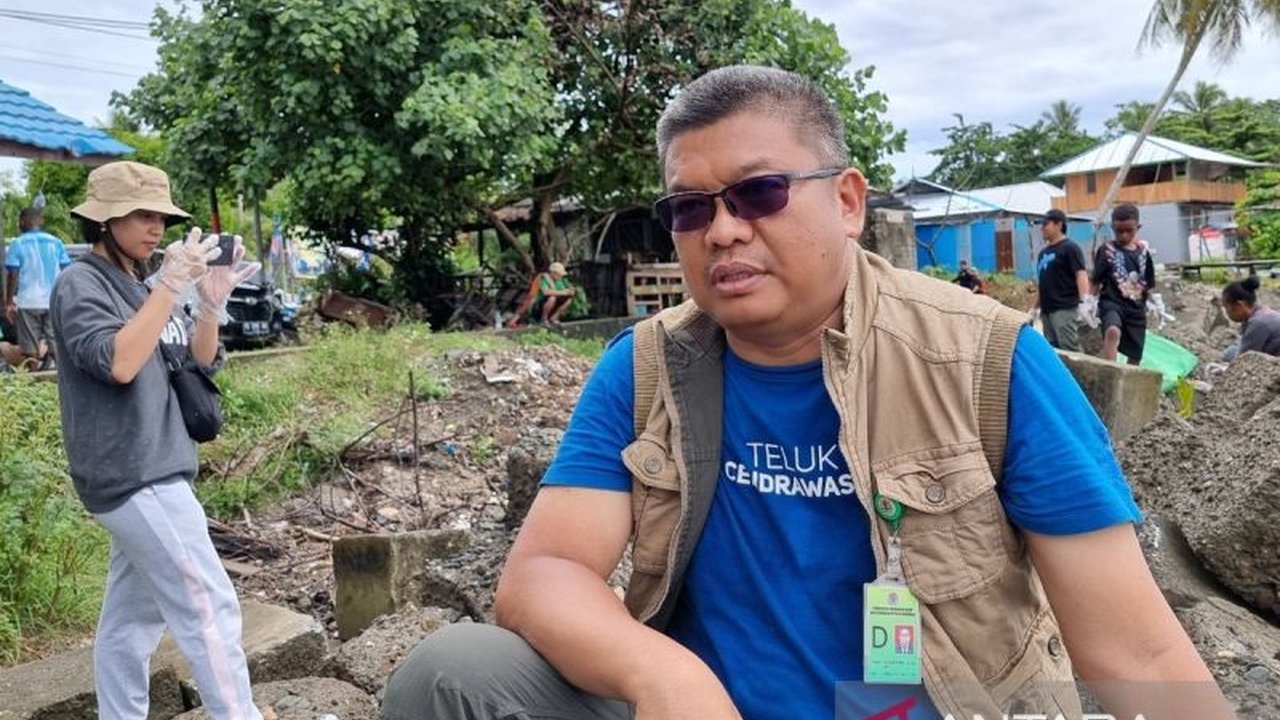 Hiu berjalan, spesies endemik Papua, kini menjadi daya tarik wisata selam di Taman Nasional Teluk Cendrawasih dan berpotensi meningkatkan perekonomian masyarakat sekitar.