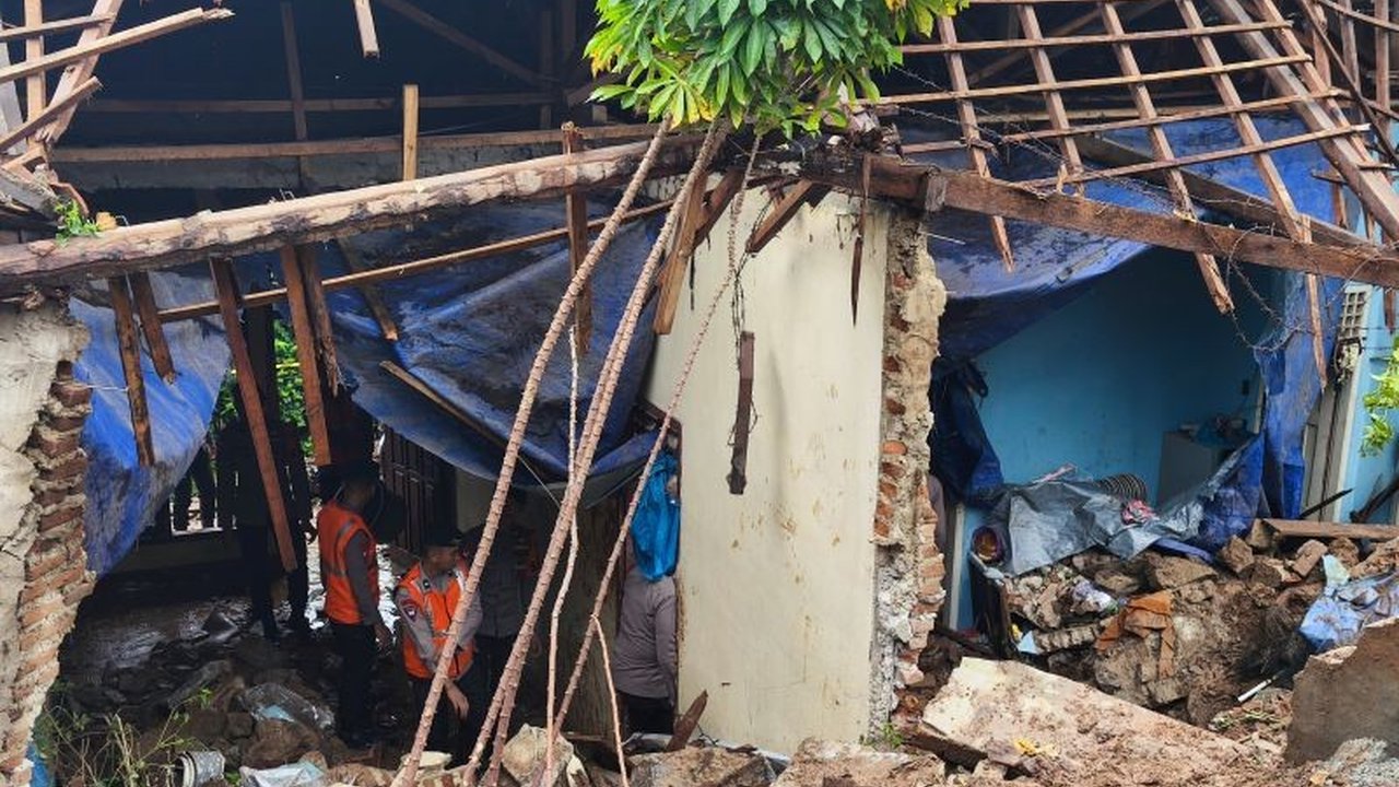 Hujan deras di Bandarlampung mengakibatkan longsor dan tembok roboh, menewaskan dua orang dan melukai beberapa lainnya. Pemerintah Kota Bandarlampung telah memberikan bantuan.