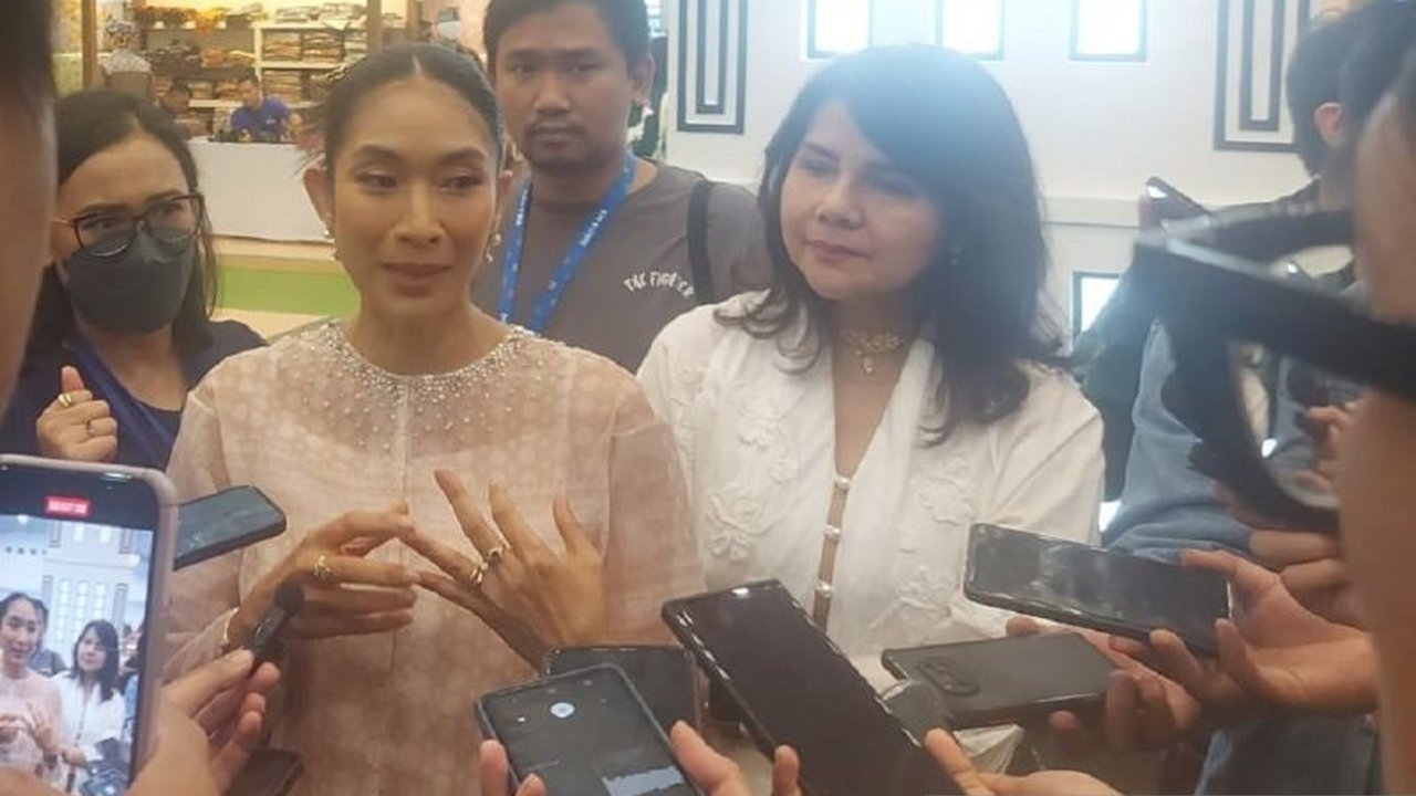 Artis Happy Salma ungkap kunci sukses UMKM: konsistensi dan kolaborasi, kunci bertahan di tengah tantangan ekonomi dan daya beli masyarakat yang lesu.