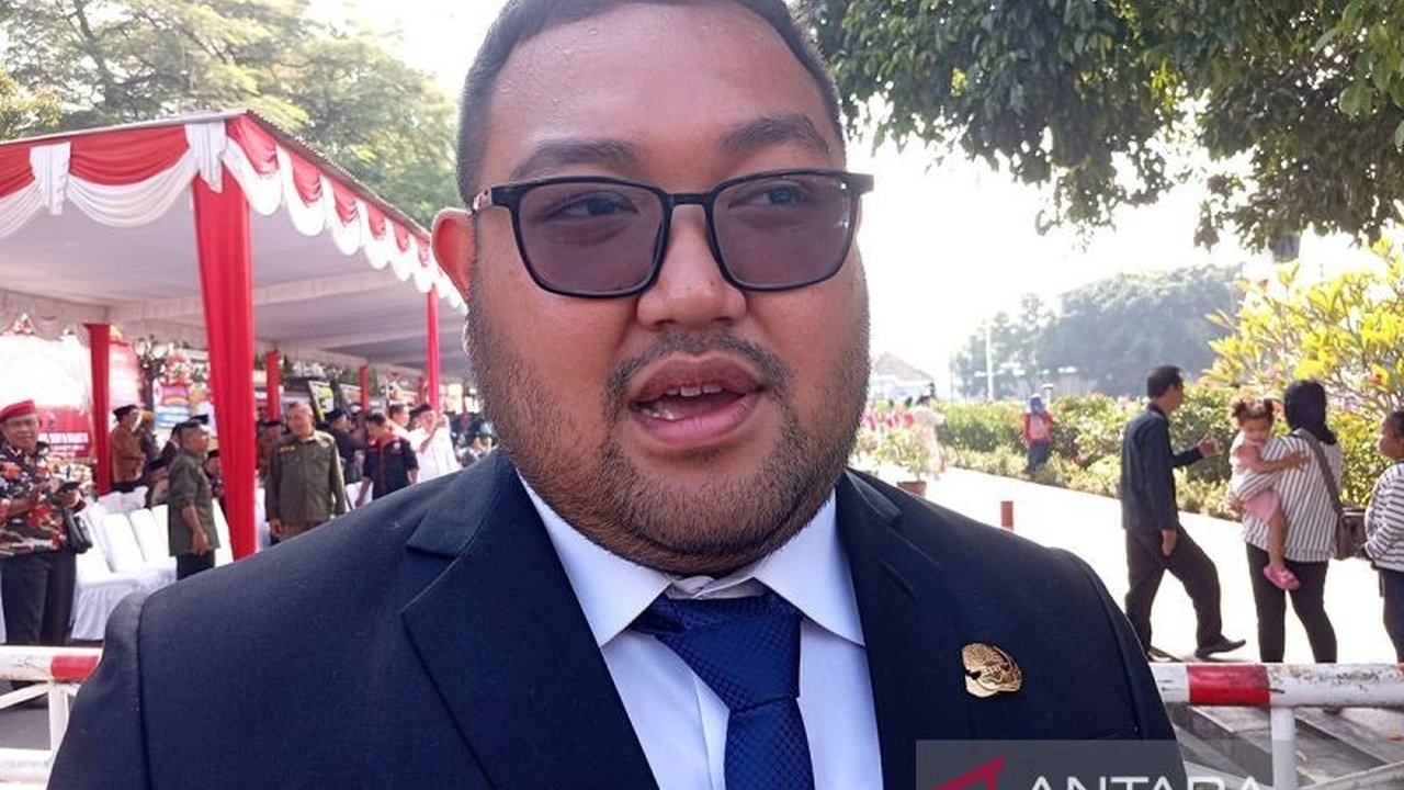 Wakil Bupati Purbalingga menyatakan dukungannya pada grup band punk Sukatani, meskipun lagu mereka yang berisi kritik sosial menuai kontroversi dan berujung permintaan maaf kepada pihak kepolisian.