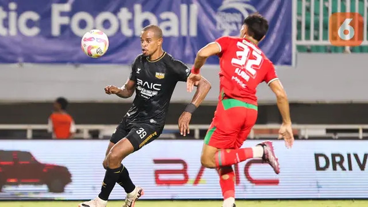 Pemain Dewa United, Alex Martins (kiri) dijaga ketat oleh pemain Persebaya Surabaya, Riswan Lauhin dalam pertandingan Dewa United melawan Persebaya Surabaya pada pekan ke-24 BRI Liga 1 di Sta