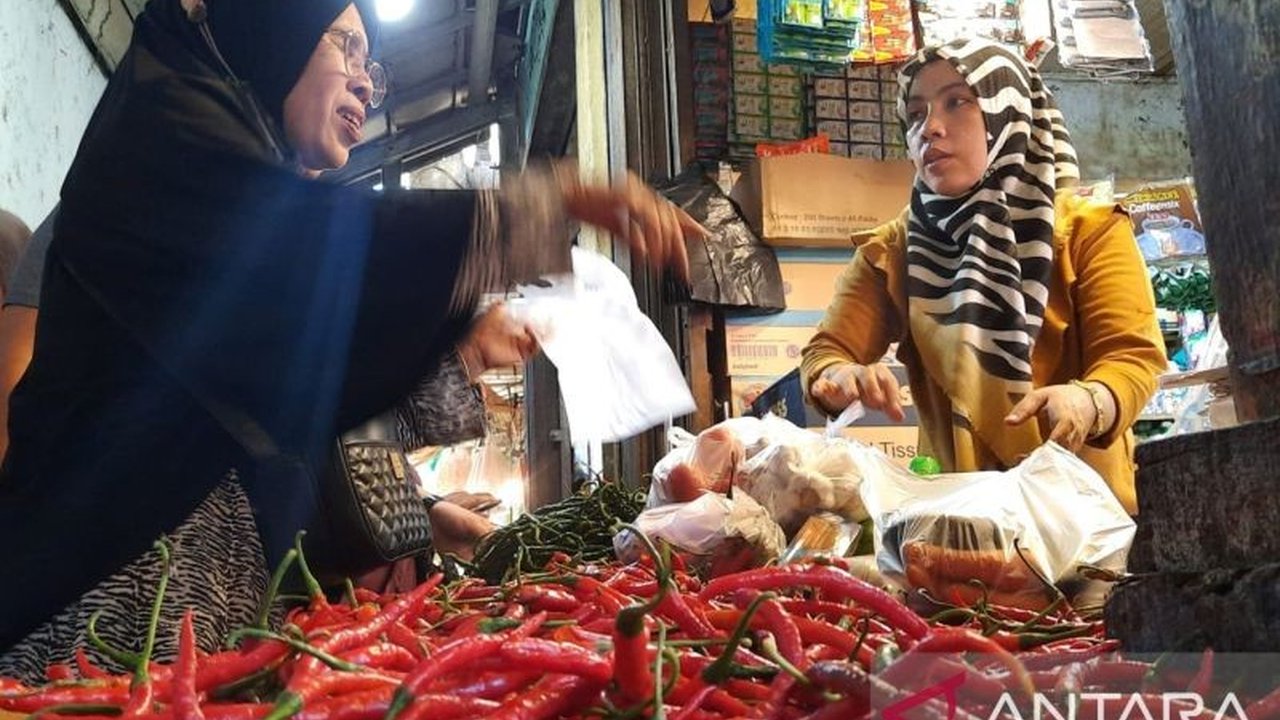 Harga cabai merah keriting di Pariaman turun drastis menjadi Rp36.000/kg menjelang Ramadan, disebabkan panen raya di Kerinci, namun pedagang memprediksi harga akan naik lagi.