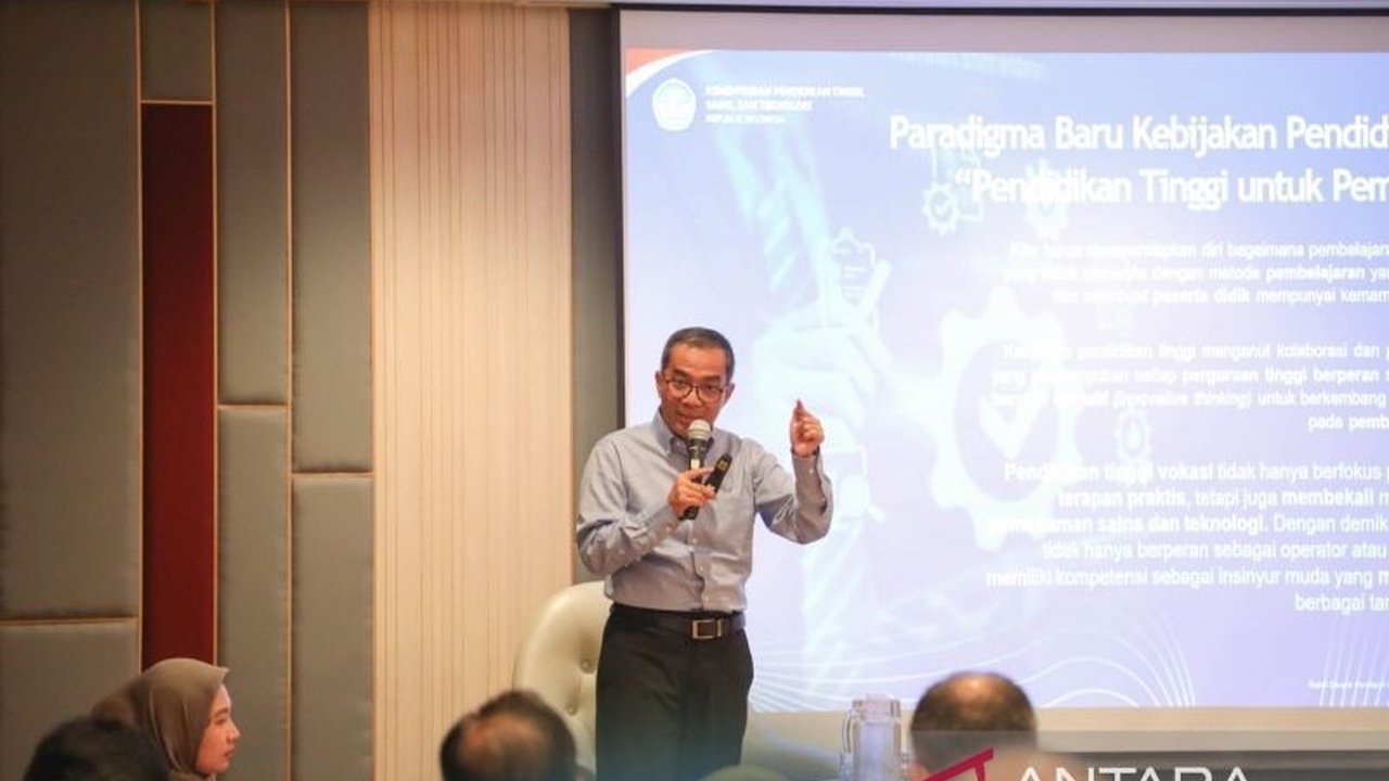 Mendikbudristek Brian Yuliarto mendorong perguruan tinggi vokasi untuk tidak hanya fokus pada ilmu terapan, tetapi juga menguasai sains dan teknologi demi menghadapi tantangan industri dan mewujudkan visi Indonesia maju.