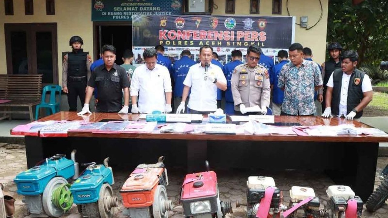 Polres Aceh Singkil berhasil mengungkap kasus asusila terhadap anak perempuan 14 tahun yang dilakukan oleh dua pelaku, serta dua kasus pencurian dengan tujuh tersangka.