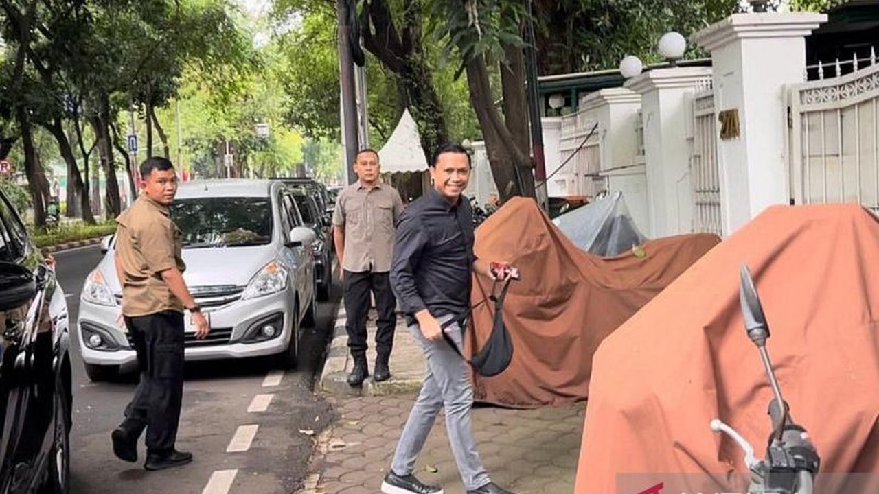 Sejumlah elite PDIP, termasuk Adian Napitupulu dan Ahmad Basarah, mengunjungi Megawati Soekarnoputri di tengah penahanan Sekjen Hasto Kristiyanto oleh KPK, menimbulkan spekulasi terkait agenda pertemuan tersebut.