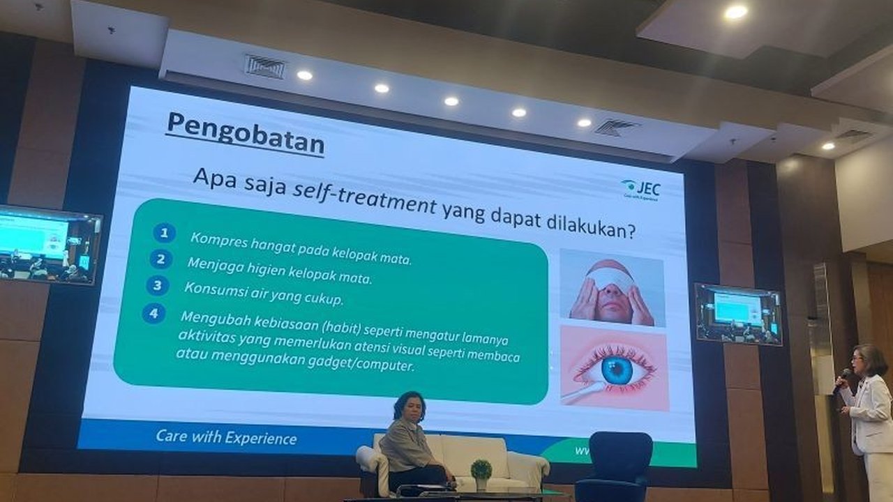Dokter spesialis mata menjelaskan manfaat kompres hangat untuk mata kering dan memberikan tips mengatasi kondisi tersebut.