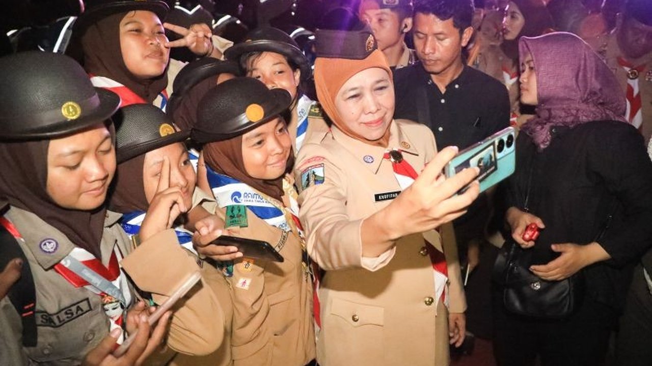 Gubernur Jawa Timur, Khofifah Indar Parawansa, mengajak anggota Pramuka untuk lebih adaptif terhadap teknologi informasi dan berkontribusi aktif dalam kegiatan kemasyarakatan, dalam rangka Hari Kepanduan Sedunia.