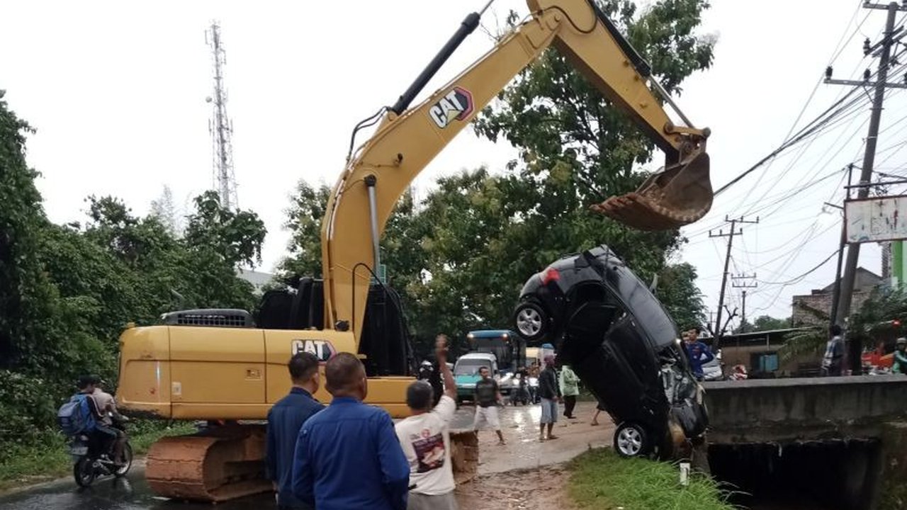 Insiden mobil terbawa arus banjir deras di Bandarlampung menyebabkan satu korban meninggal dan satu lainnya berhasil selamat; peristiwa terjadi di daerah Campang, Sukabumi pada Jumat malam.