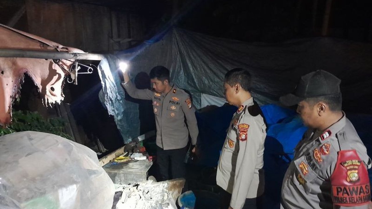 Dua pria ditangkap Polsek Kelapa Gading karena menganiaya seorang pria hingga patah gigi dan luka berat di Jalan Raya Bekasi, Kelapa Gading; polisi berhasil mengamankan barang bukti dan pelaku terancam hukuman 5 tahun penjara.