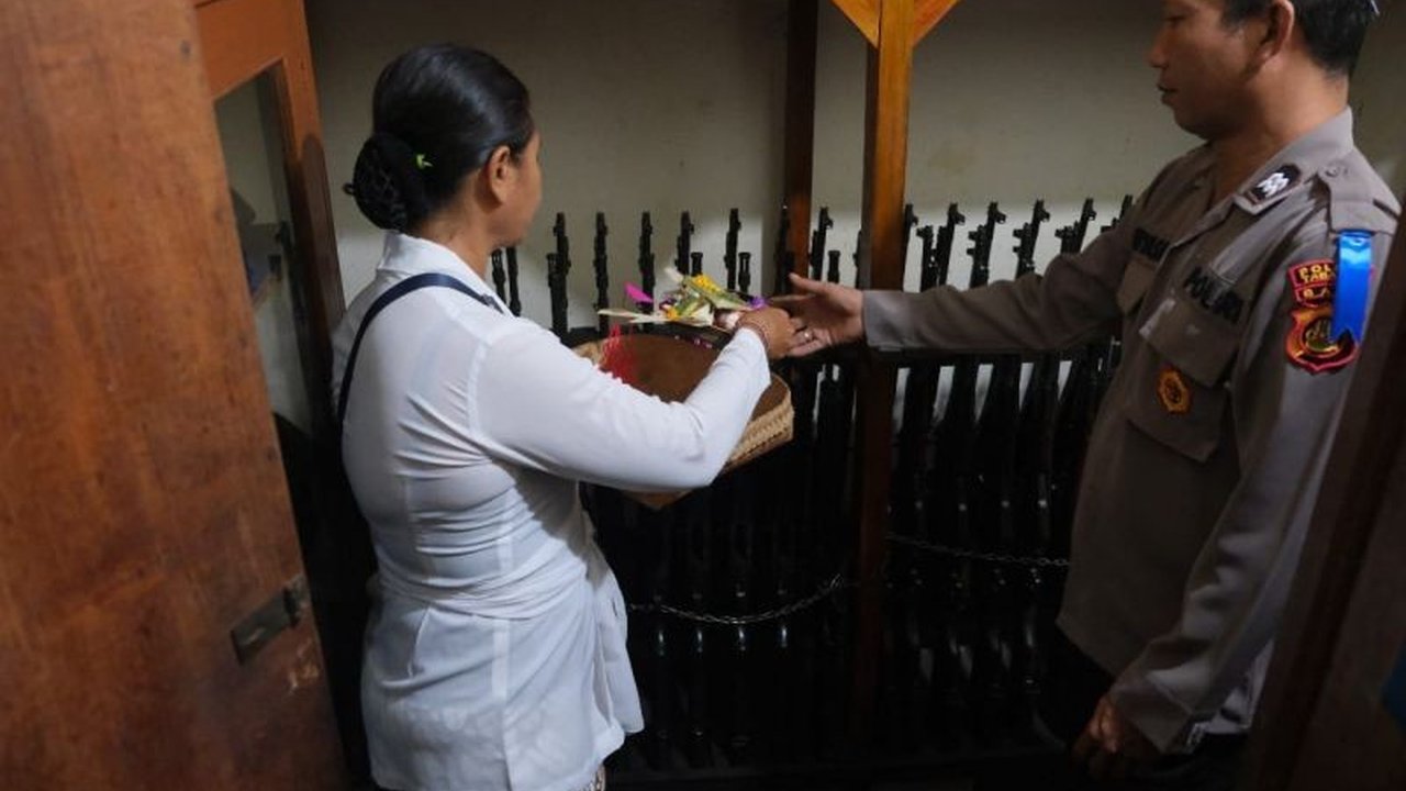 Polres Tabanan, Bali, melaksanakan ritual Tumpek Landep untuk keselamatan kerja, menyucikan senjata, kendaraan, dan peralatan elektronik di Mapolres.