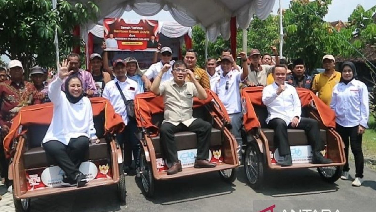Yayasan GSN, yang didirikan Prabowo Subianto, membagikan 60 becak listrik kepada para lansia penarik becak di Madiun, Jawa Timur, sebagai bentuk kepedulian terhadap kesejahteraan mereka.