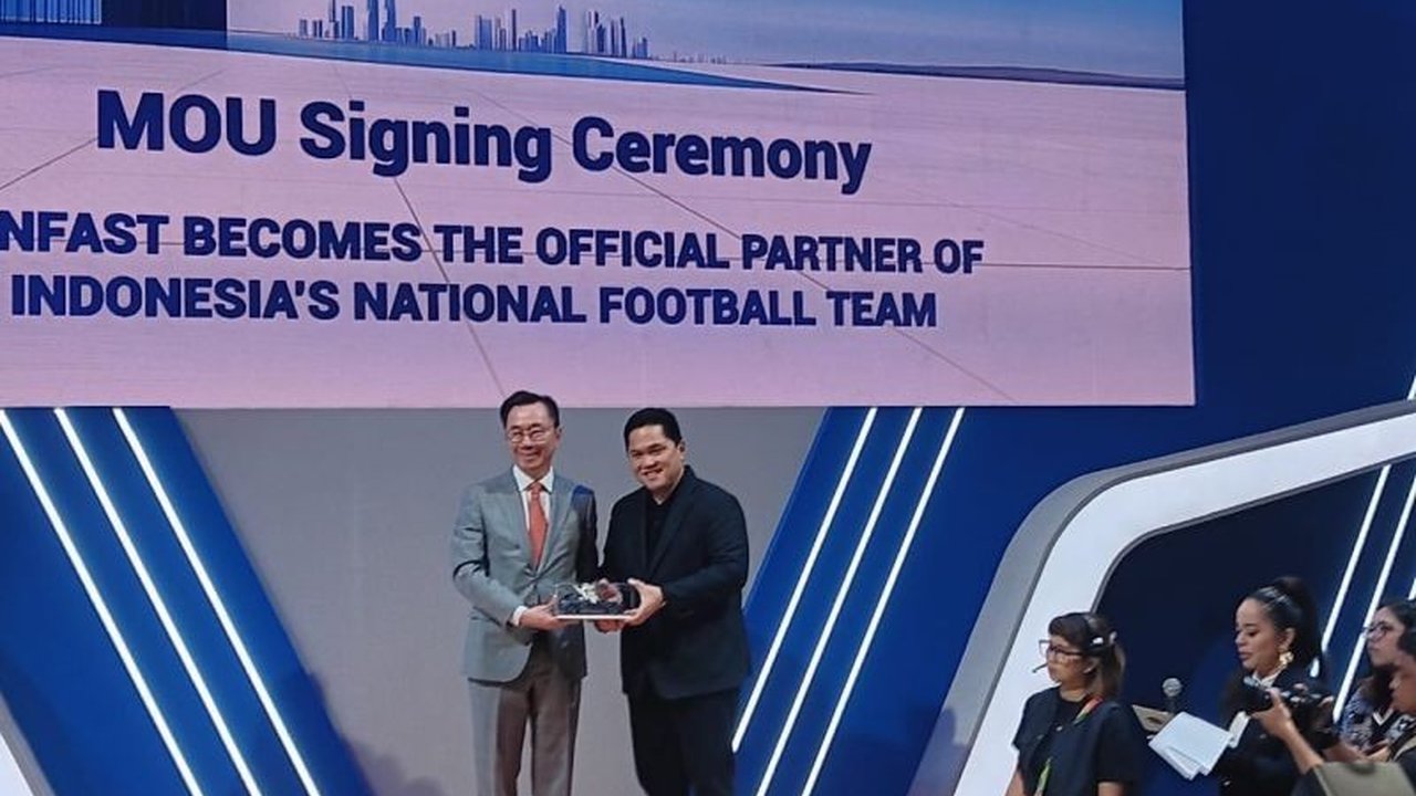 Menteri BUMN Erick Thohir memberikan apresiasi tinggi kepada VinFast atas komitmennya membangun ekosistem kendaraan listrik di Indonesia, termasuk pembangunan 30.000 stasiun pengisian daya dan penciptaan lapangan kerja.