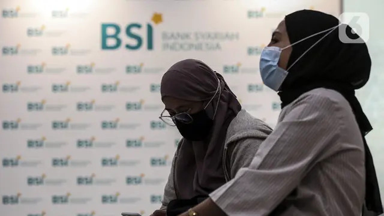 Nasabah menunggu di kantor cabang Bank Syariah Indonesia, Jakarta Selasa (2/2/2021). Dirut BSI Hery Gunardi menjelaskan bahwa integrasi tiga bank syariah BUMN yakni Bank BRI Syariah, BNI Syar