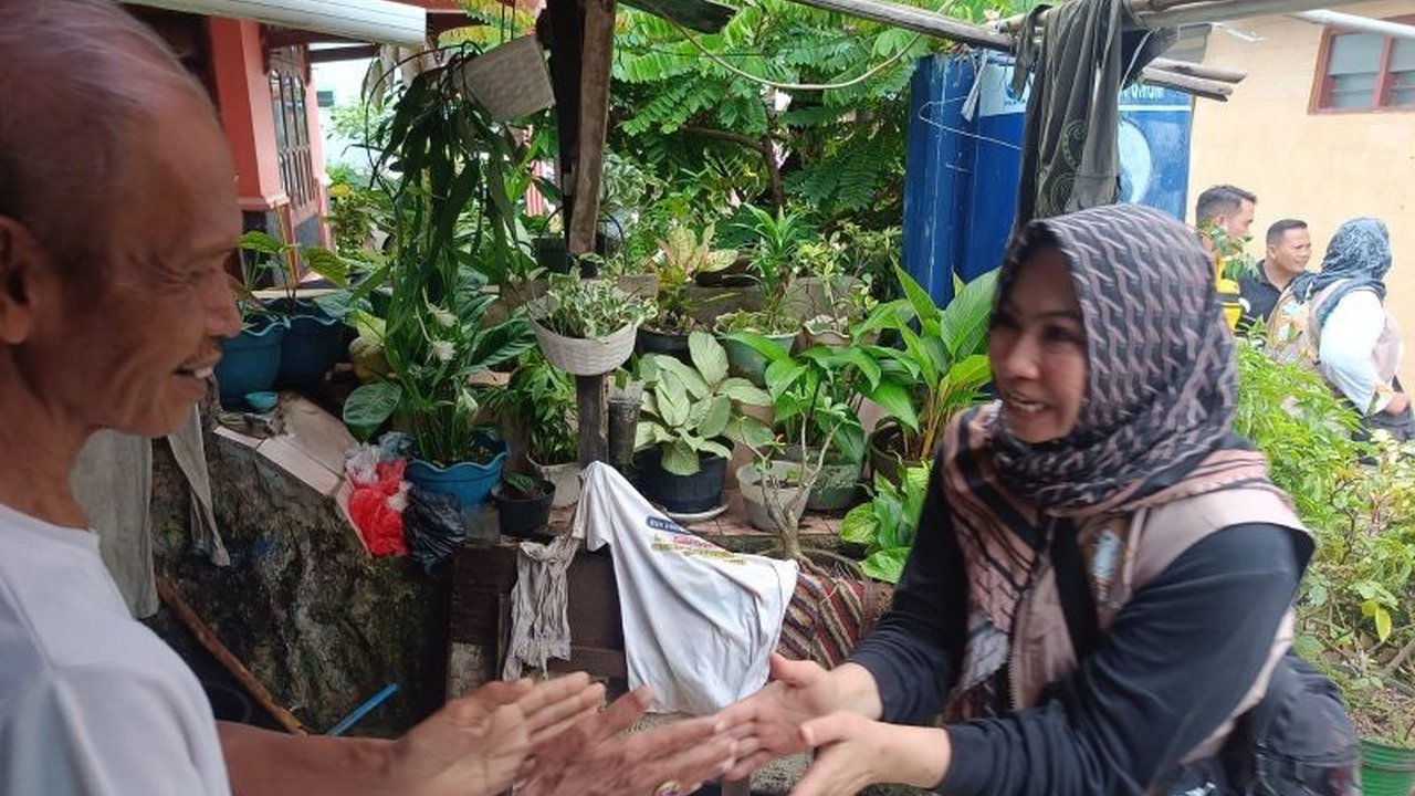 Anggota Komisi IV DPRD Bandarlampung, Mayang Suri Djausal, menjamin pendidikan dua balita korban meninggal dunia akibat tertimpa tembok longsor di Bandarlampung, Jumat (22/2).