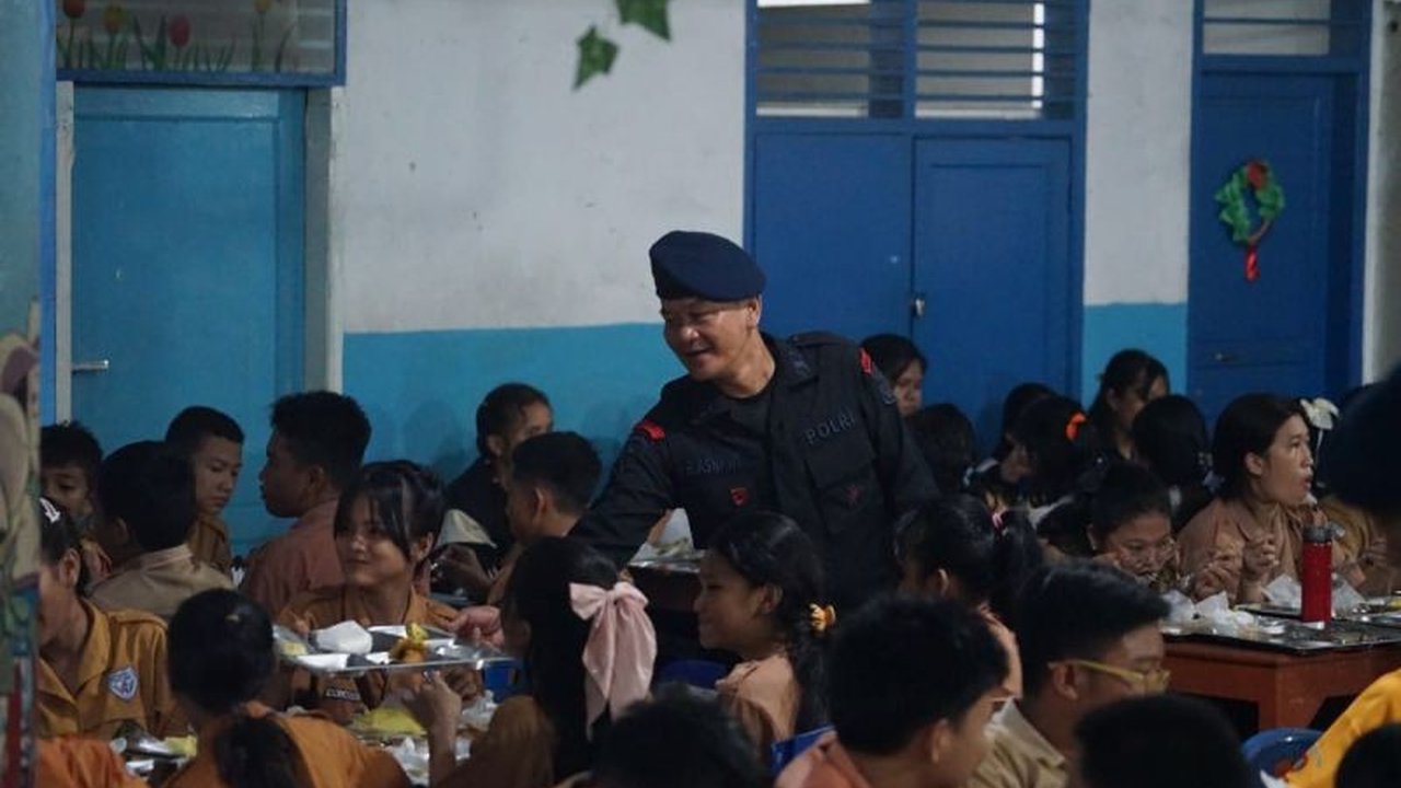 Kepolisian Daerah Sumatera Utara (Polda Sumut) dan Kodam I Bukit Barisan (Kodam I BB) bersinergi membagikan 250 paket Makan Bergizi Gratis (MBG) kepada siswa-siswi Methodist 7 Medan, sebagai wujud kepedulian terhadap generasi muda.