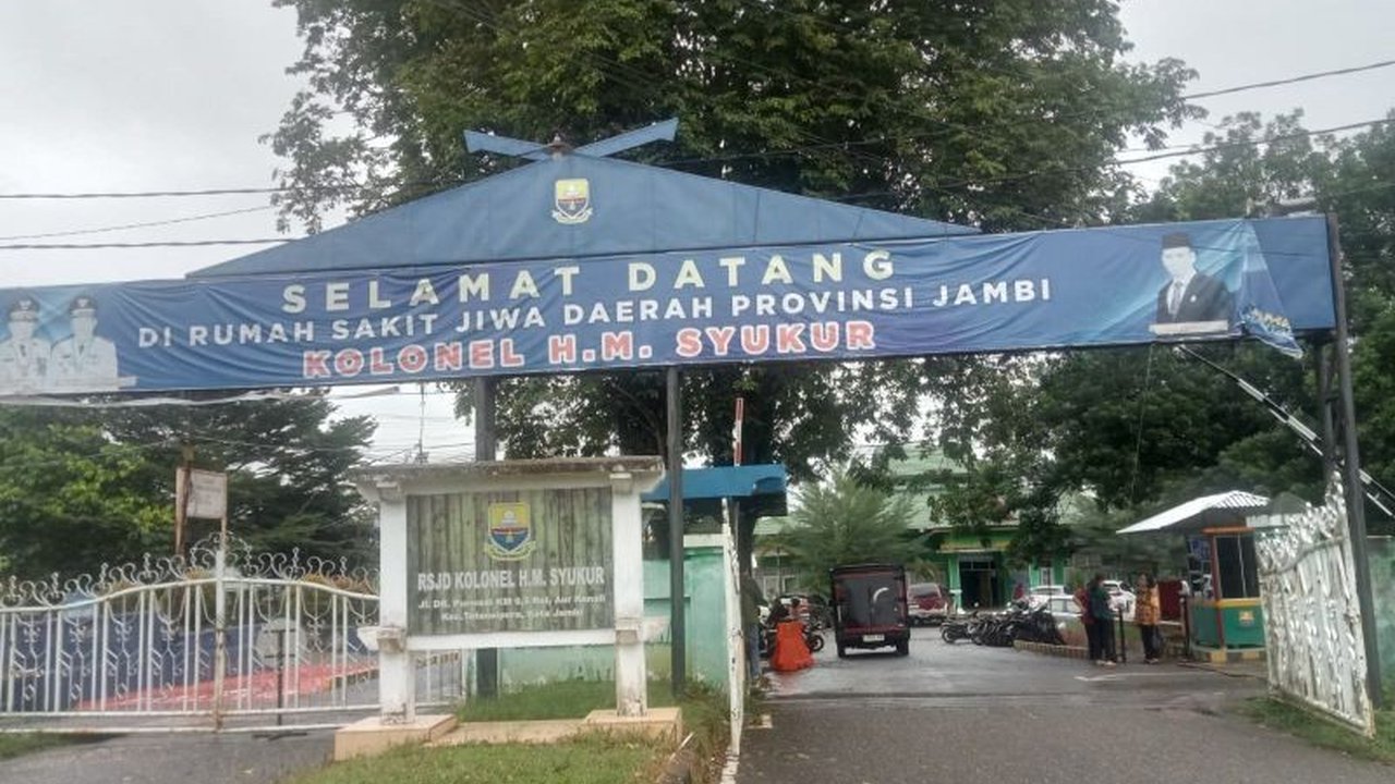 Empat pasien rehabilitasi narkoba kabur dari RSJD Jambi; BNN Batanghari berhasil menangkap satu pasien, dan kini memburu tiga lainnya yang masih buron.