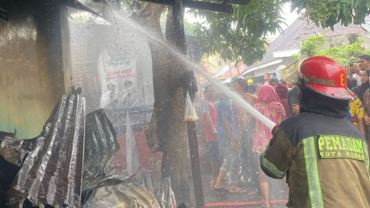 Lima armada Damkarmat Kota Medan dikerahkan untuk memadamkan kebakaran hebat yang menghanguskan enam rumah di Jalan Permai, Medan, tanpa menimbulkan korban jiwa, namun 15 jiwa terdampak.