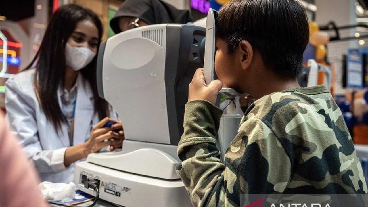 Dokter spesialis mata menganjurkan perawatan mata kering dengan spa uap secara berkala untuk kesehatan mata jangka panjang, mengatasi gejala seperti mata lelah dan perih.