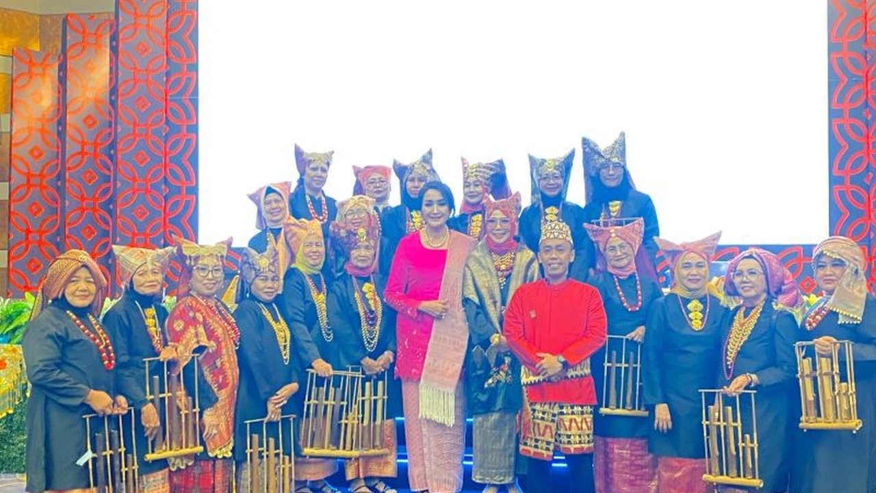 Pemerhati budaya Giwo Rubianto Wiyogo dan ekonom Emil Salim tekankan pentingnya pelestarian songket Indonesia sebagai warisan budaya tak benda yang kaya makna dan sejarah, serta upaya melawan klaim Malaysia.