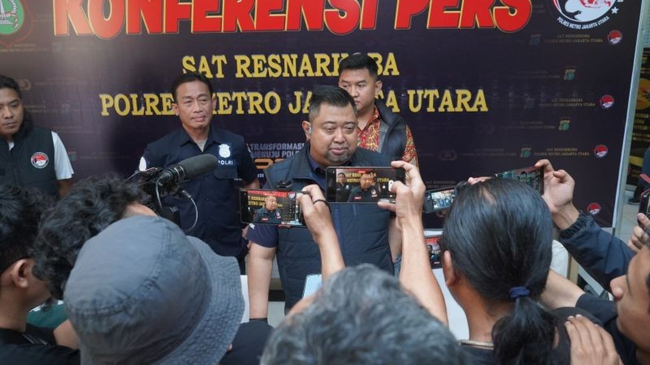 Polres Metro Jakarta Utara berhasil menangkap dua pria, S dan FR, dengan barang bukti sabu 1,7 kg dan narkoba jenis lain, ancaman hukuman 20 tahun penjara atau seumur hidup.