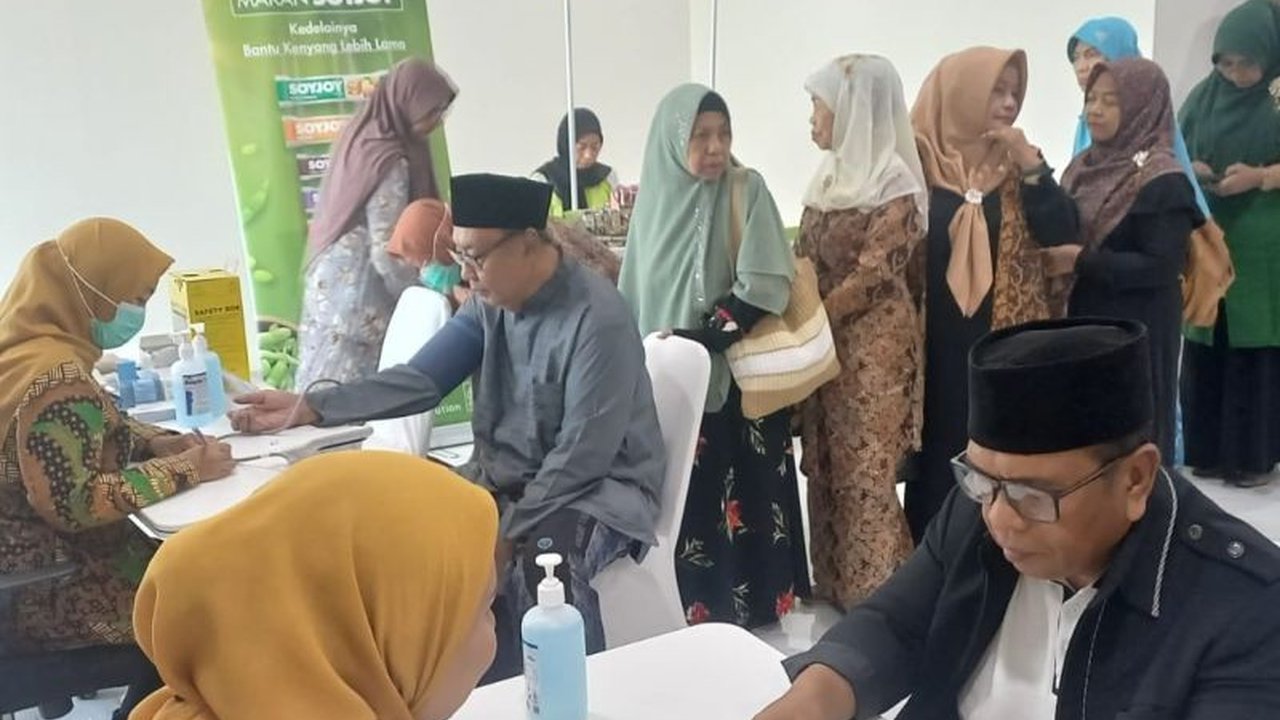 Rumah Sakit Islam (RSI) Surabaya memberikan layanan kesehatan gratis dalam rangka HUT ke-50 dan HUT ke-102 NU, dibanjiri warga NU.