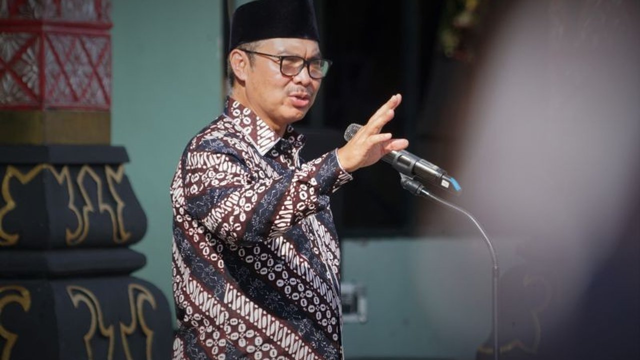 Wali Kota Yogyakarta, Hasto Wardoyo, masih menunggu klarifikasi terkait instruksi Megawati Soekarnoputri agar kepala daerah PDIP tak mengikuti retret di Akmil Magelang.