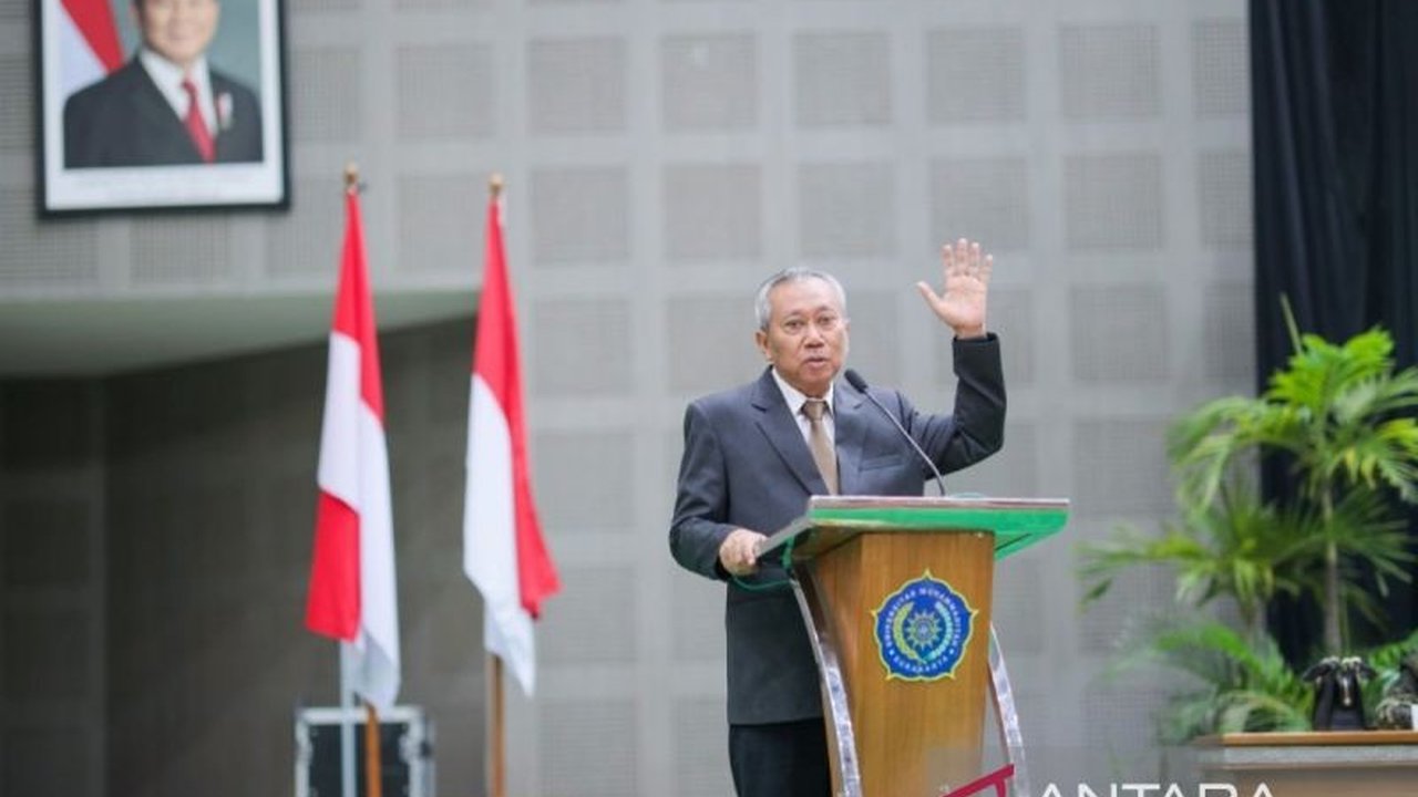 Mendikdasmen tegaskan peran krusial guru dalam pendidikan Indonesia, tak tergantikan oleh teknologi, di tengah Yudisium PPG FKIP UMS yang meluluskan 10.746 guru baru.