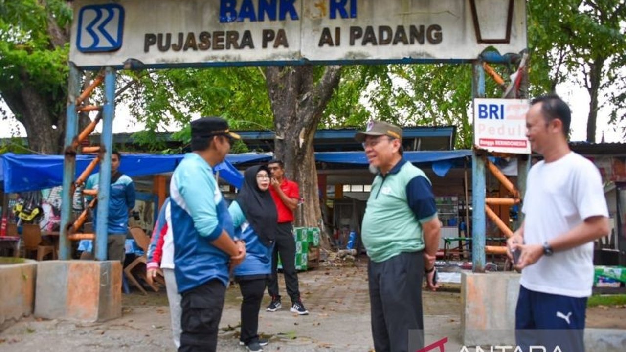Pemkot Padang akan membenahi Pujasera Pantai Padang dengan anggaran APBD untuk meningkatkan perekonomian pedagang dan daya tarik wisata setempat.