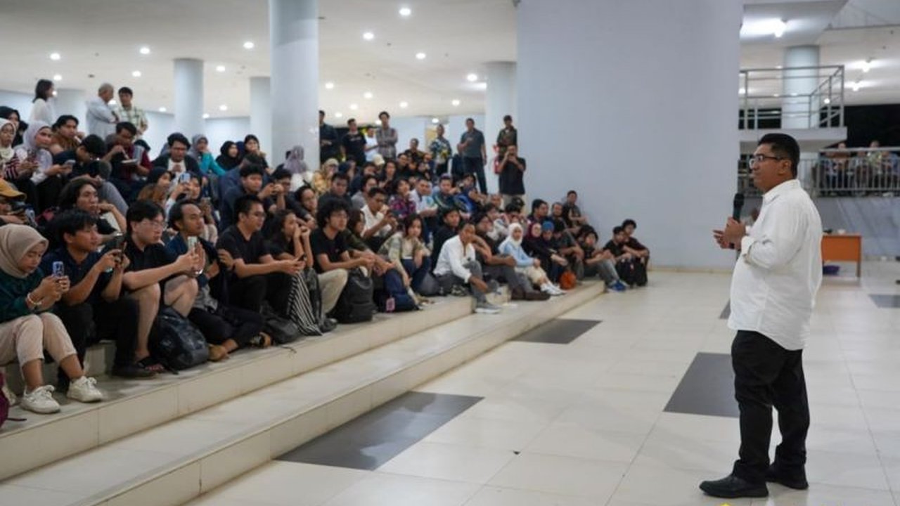 Rektor UI, Prof. Heri Hermansyah, menggelar forum dialog dengan mahasiswa untuk membahas isu strategis kampus, termasuk transparansi, demokrasi kampus, dan kesejahteraan mahasiswa.