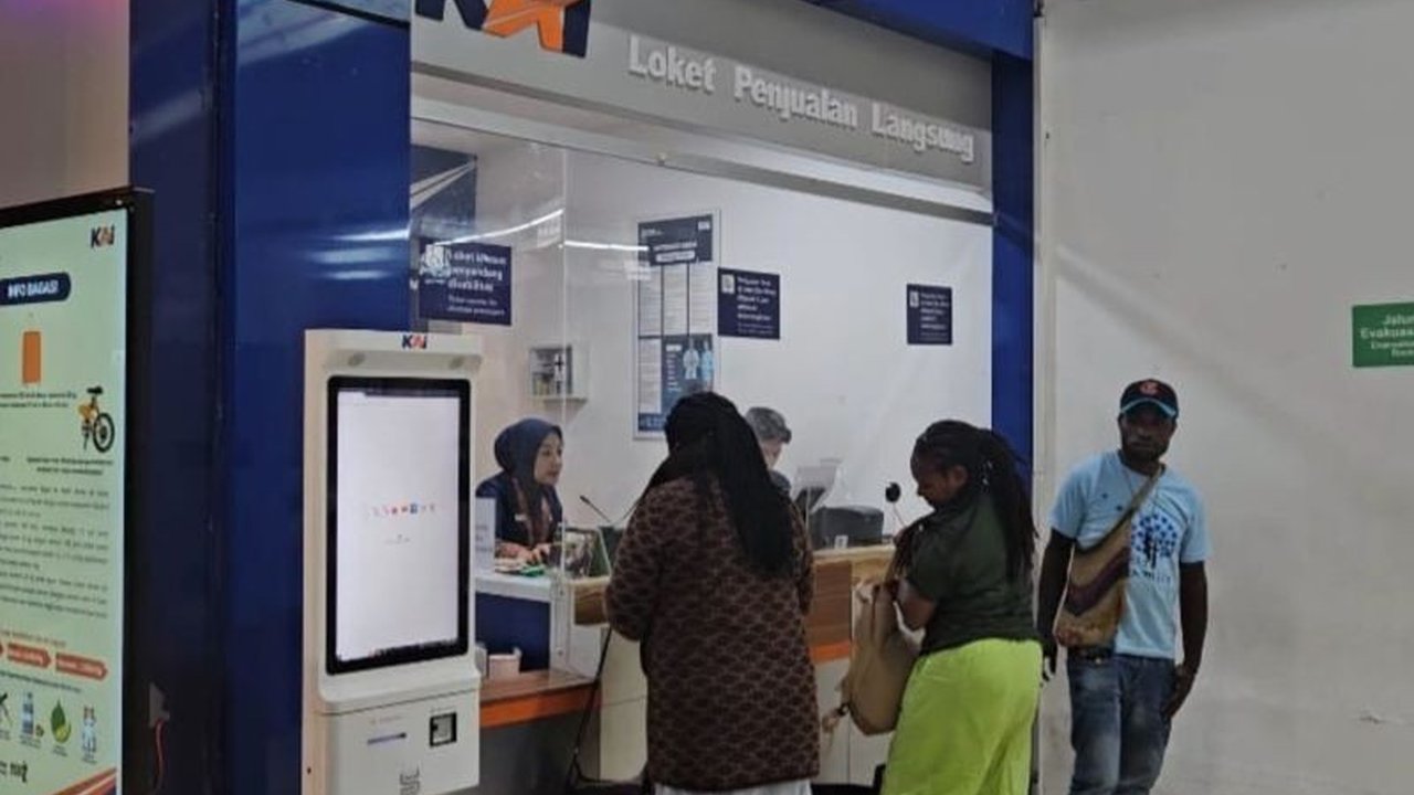 PT KAI Daop 1 Jakarta memprediksi puncak keberangkatan penumpang kereta api untuk Lebaran 2025 pada akhir Maret, dengan Stasiun Gambir dan Pasar Senen mencatat okupansi tinggi.