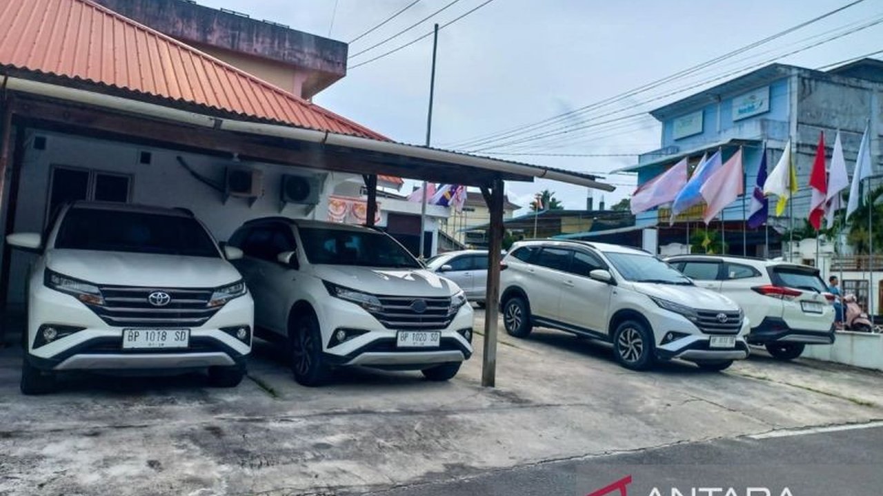 KPU Natuna kembalikan enam mobil dinas untuk efisiensi anggaran, meskipun Bawaslu Natuna merasa kebijakan ini akan sedikit menghambat kinerja.