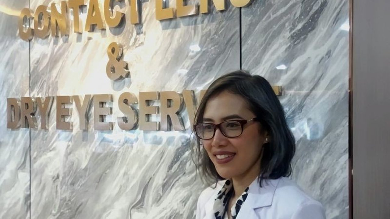 Tingginya durasi menatap layar memicu fenomena 'lupa kedip' yang berbahaya bagi kesehatan mata; Dokter spesialis mata menyarankan latihan kedip dan istirahat rutin.