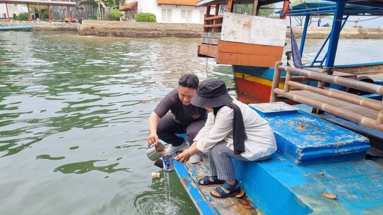 Penelitian Ecoton Foundation mengungkap pencemaran mikroplastik di tiga pulau Kepulauan Seribu, ditemukan di air, kulit warga, dan daun, mengancam lingkungan dan kesehatan.