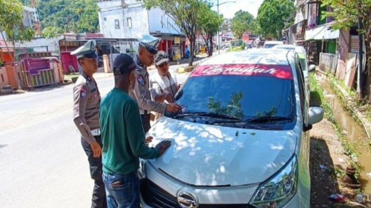 Ditlantas Polda Sulbar bagikan makanan ringan dan stiker, gencar sosialisasikan keselamatan berkendara selama Operasi Keselamatan Marano 2025 untuk menekan angka kecelakaan lalu lintas di Sulawesi Barat.