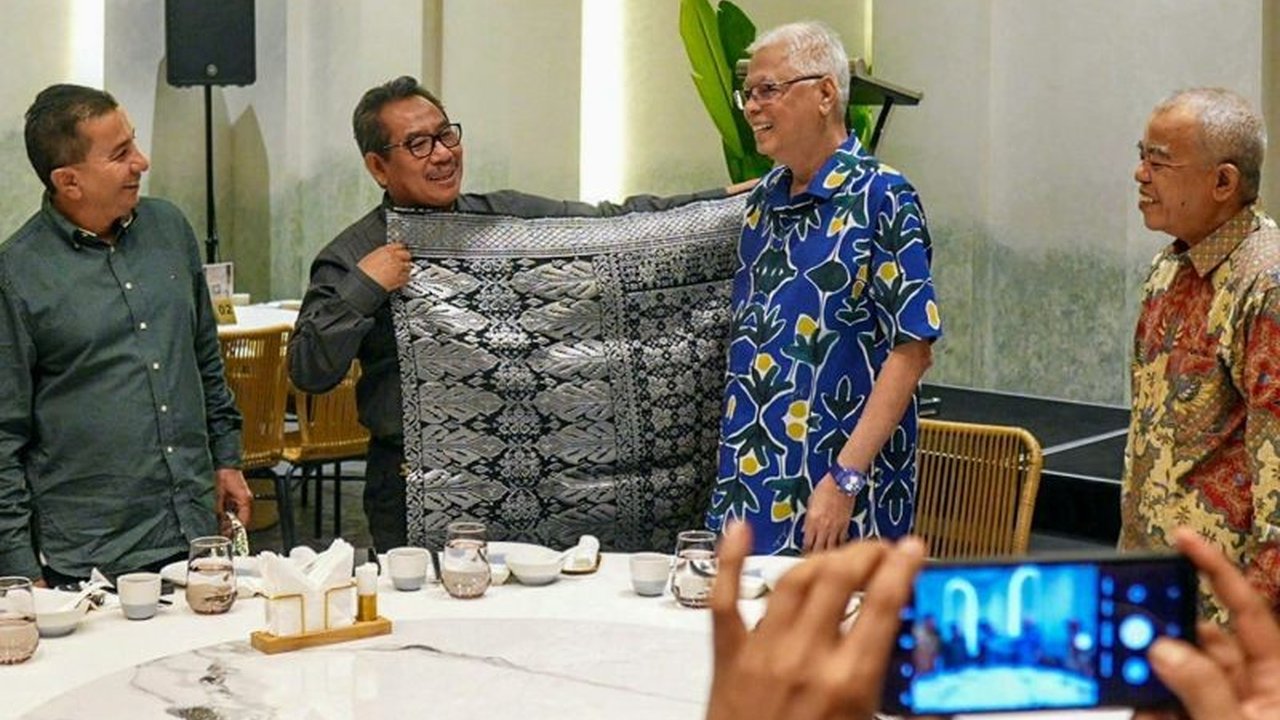 Mantan Perdana Menteri Malaysia, Ismail Sabri Yaakob, dirawat di rumah sakit setelah tak sadarkan diri akibat tekanan darah tinggi; kondisi saat ini stabil.