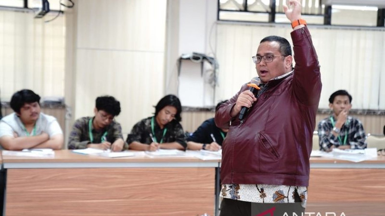 Ketua Bawaslu RI, Rahmat Bagja, menegaskan politik uang dan hoaks sebagai ancaman utama demokrasi pemilu Indonesia, menyerukan peran aktif generasi muda dalam menjaga integritas pemilu.
