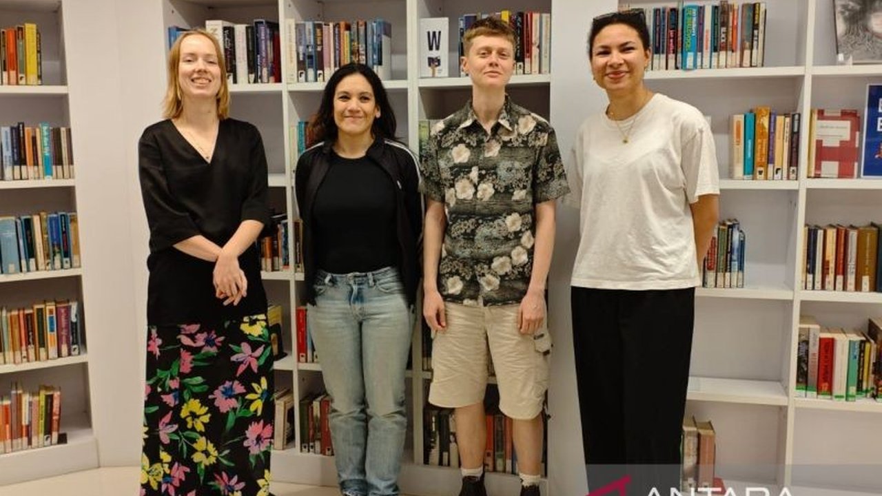 Personel band indie Loupe mengungkapkan kekaguman mereka terhadap keindahan alam Indonesia, keramahan penduduk, dan pengalaman unik bermusik di Yogyakarta, Jakarta, dan Makassar.