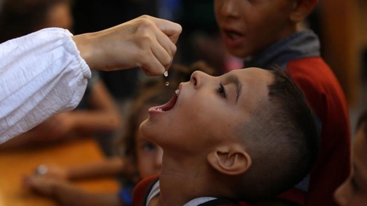 Jalur Gaza meluncurkan kampanye vaksinasi polio besar-besaran untuk melindungi sekitar 600.000 anak di bawah usia 10 tahun dari ancaman penyakit polio yang kembali muncul.