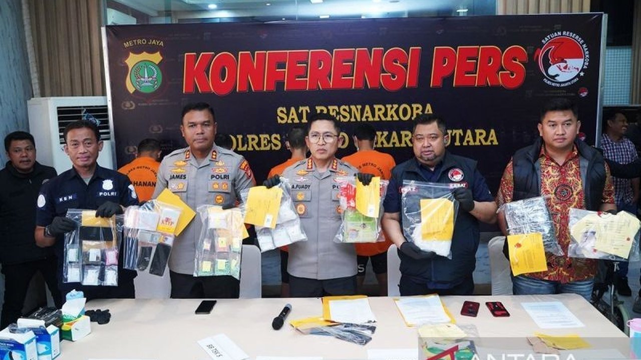 Sepanjang Jumat-Sabtu kemarin, Kepolisian Jakarta mengungkap berbagai kasus kriminal, mulai dari penganiayaan hingga peredaran narkoba dengan barang bukti mencapai 1,7 kg sabu.