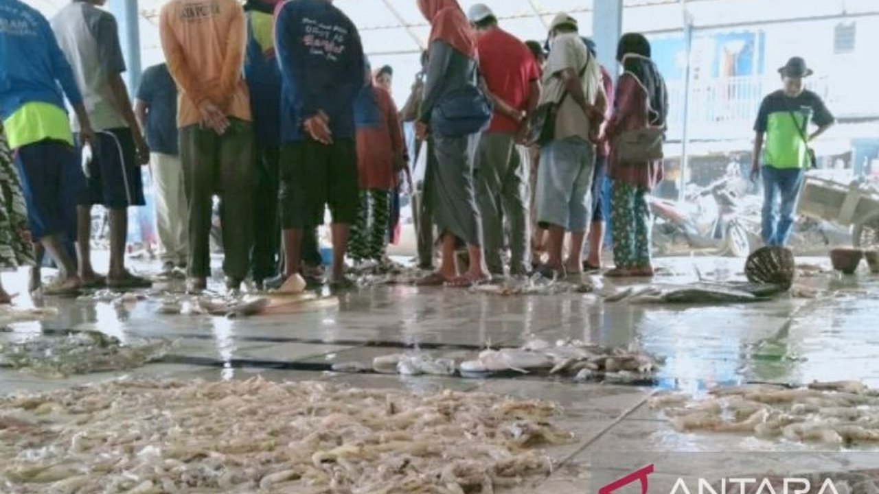 Komisi II DPRD Karawang mendesak Dinas Perikanan meningkatkan Pendapatan Asli Daerah (PAD) dari Tempat Pelelangan Ikan (TPI) yang potensinya besar namun realisasinya masih rendah.