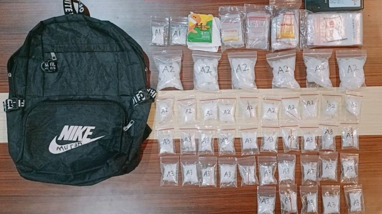 Sat Resnarkoba Polres Kolaka menangkap pengedar sabu inisial H (38) dengan barang bukti 565 gram sabu senilai kurang lebih Rp1 miliar di Kolaka, Sulawesi Tenggara.