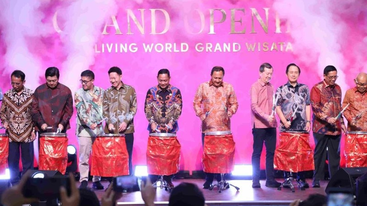 Wakil Bupati Bekasi, Asep Surya Atmaja, meminta Mal Living World menyediakan gerai khusus bagi UMKM lokal untuk meningkatkan perekonomian daerah dan memperluas jangkauan pasar produk unggulan Bekasi.