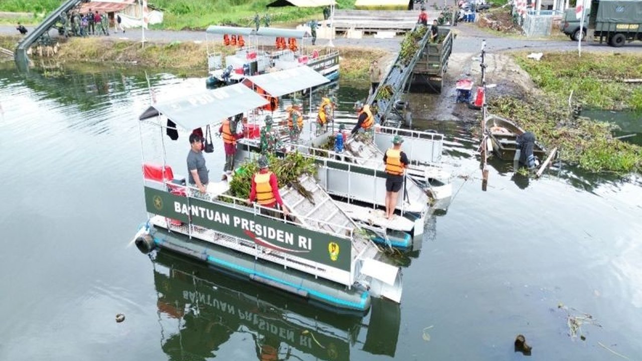 Kodam XIII/Merdeka menerima bantuan perahu ponton dan alat konveyer dari Presiden Prabowo Subianto untuk mengatasi masalah eceng gondok yang merusak ekosistem Danau Tondano di Sulawesi Utara.