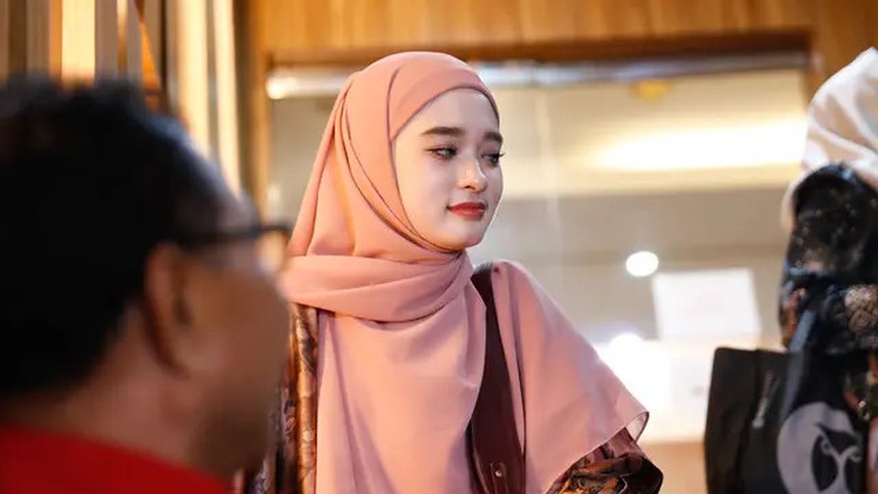 Inara Rusli penuhi panggilan penyidik Polda Metro Jaya, Kamis (13/7/2023). [Foto: Bayu Herdianto/KapanLagi.com]