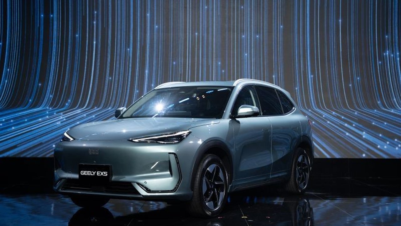 Geely EX5, SUV listrik asal China, sukses mencuri perhatian di IIMS 2025 berkat desain modern, performa tinggi, dan fitur inovatif, serta harga spesial selama pameran.
